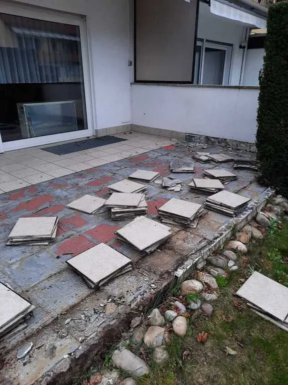 Terrassenfläche während der Sanierung mit entferntem Altbelag