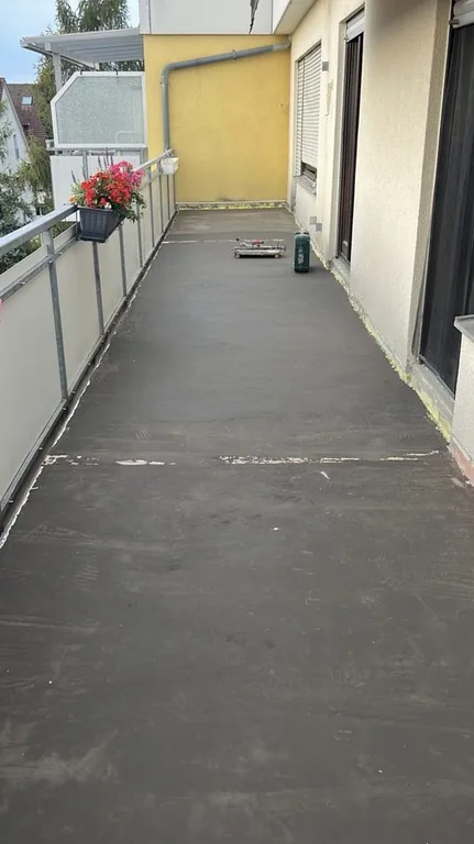 Balkon vor der Sanierung mit abgenutztem Belag