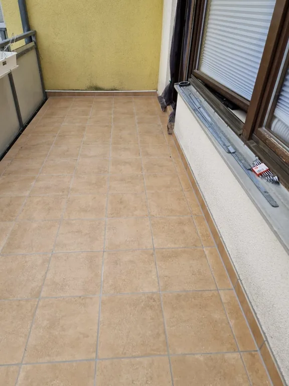Sanierter Balkon mit beigen Feinsteinzeugfliesen