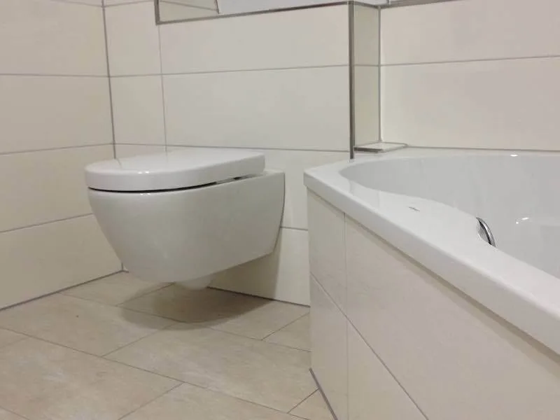 Hochwertige Badlösung mit Mosaik-Akzenten von Fliesen Berisha