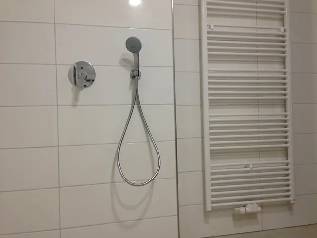 Dusche mit Regenbrause und Handtuchheizkörper, weiße Wandfliesen – Fliesen Berisha Neulußheim