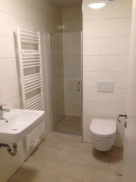 Gäste-Bad mit Dusche, WC und Handtuchheizkörper – Fliesen Berisha Neulußheim