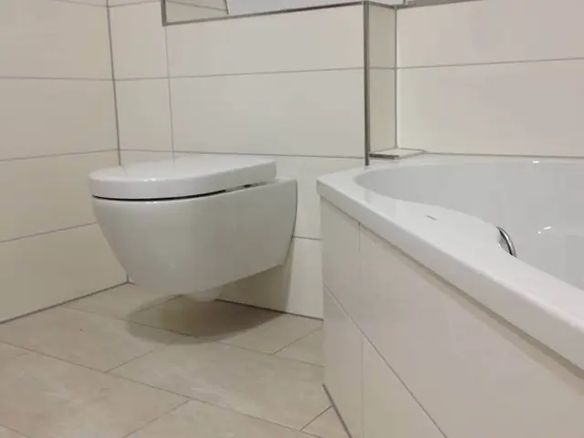 Bad mit WC und Badewanne, helle Wandfliesen – Fliesen Berisha Neulußheim