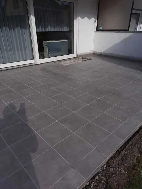 Neue Terrasse mit anthrazitfarbenen Feinsteinzeugplatten – Fliesen Berisha Neulußheim