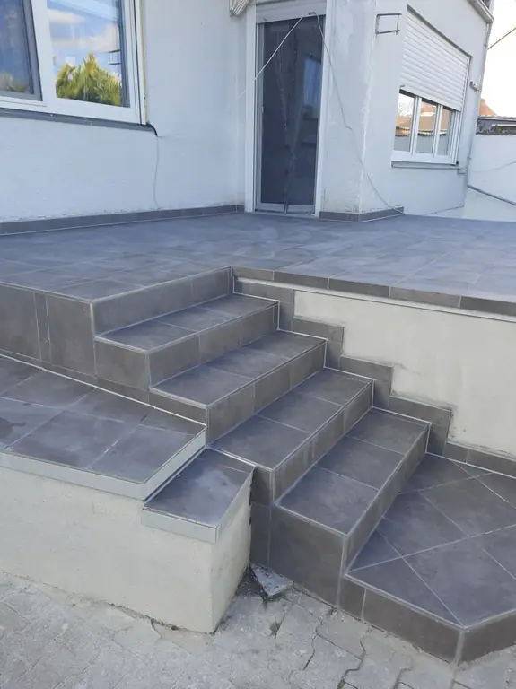 Terrasse mit gefliesten Stufen in Anthrazit – Fliesen Berisha Neulußheim